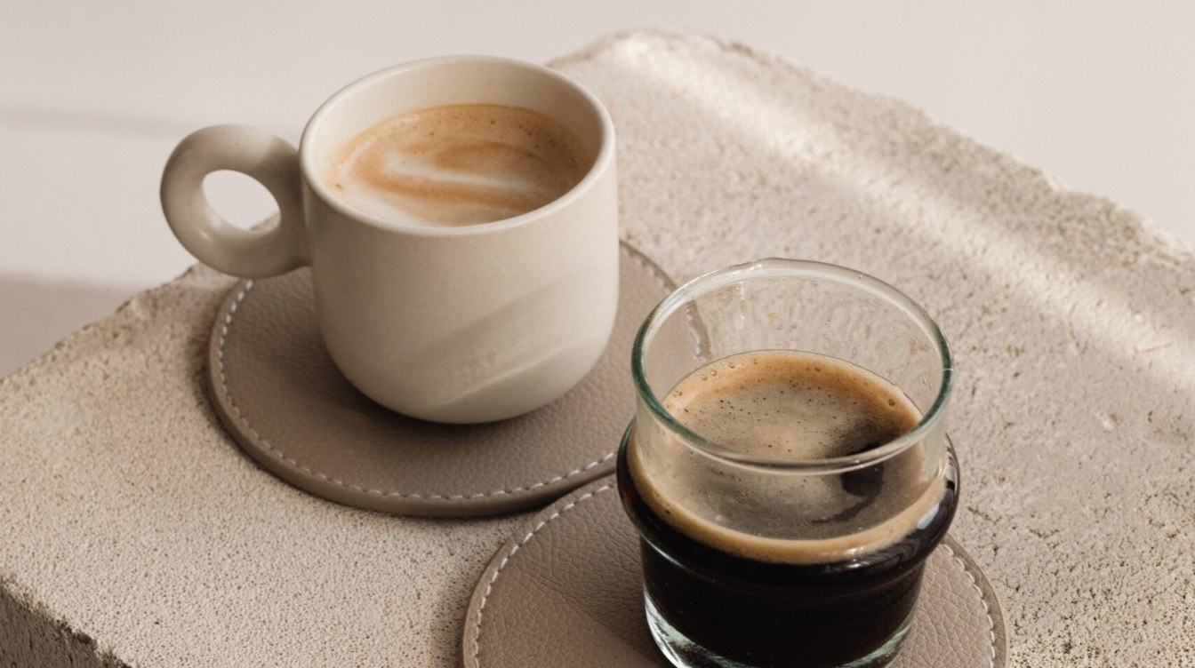 Deux tasses de café posées côte à côte, image des points réguliers du mentorat