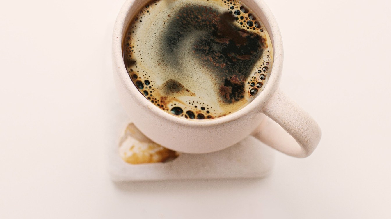 Tasse de café posée sur une table claire, évoquant une session de conseil de deux heures